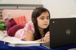 photo 1613150513096 d62cbae96274