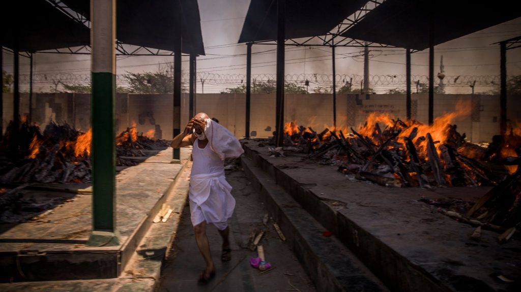 India Coronavirus Patients Suffocate Amid Oxygen Shortage And Devastating Case Surge 1 608416542200003629f0583c