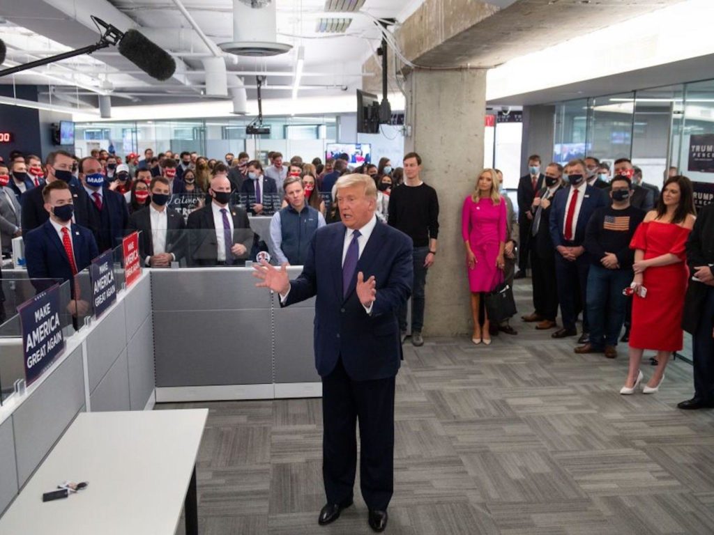 Giuliani assembled the Trump campaign legal team in a room that overflowed with trash and had a 'rotting smell,' a new book says 1 95af7c9fc5c52e7f1152693c1512e860