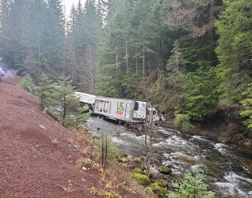 Semi-truck crashes into North Santiam River from Highway 22 1 7de305f1dc8494304fd9c02195e4d6d6