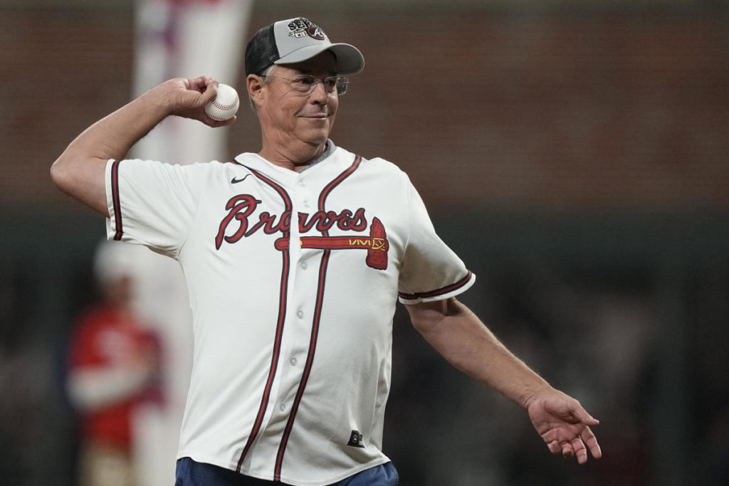 Maddux returns to Atlanta, throws out ceremonial first pitch 1 8b8d3a54e337e614eea5433864d3548e