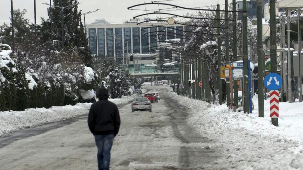 Heavy snow disrupts city life in Athens 1 61efeb578710b12806f08fc8 o U v2