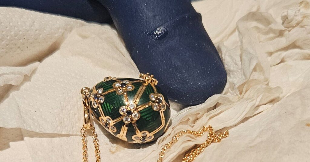 Alleged Thief Swallows Fabergé Pendant And Police Wait Days For It To… Pass 1 6932ab2f190000764d7f35c4