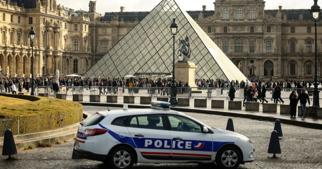 Louvre Suffers Yet Another Setback 1 6940035a19000016a17f4279
